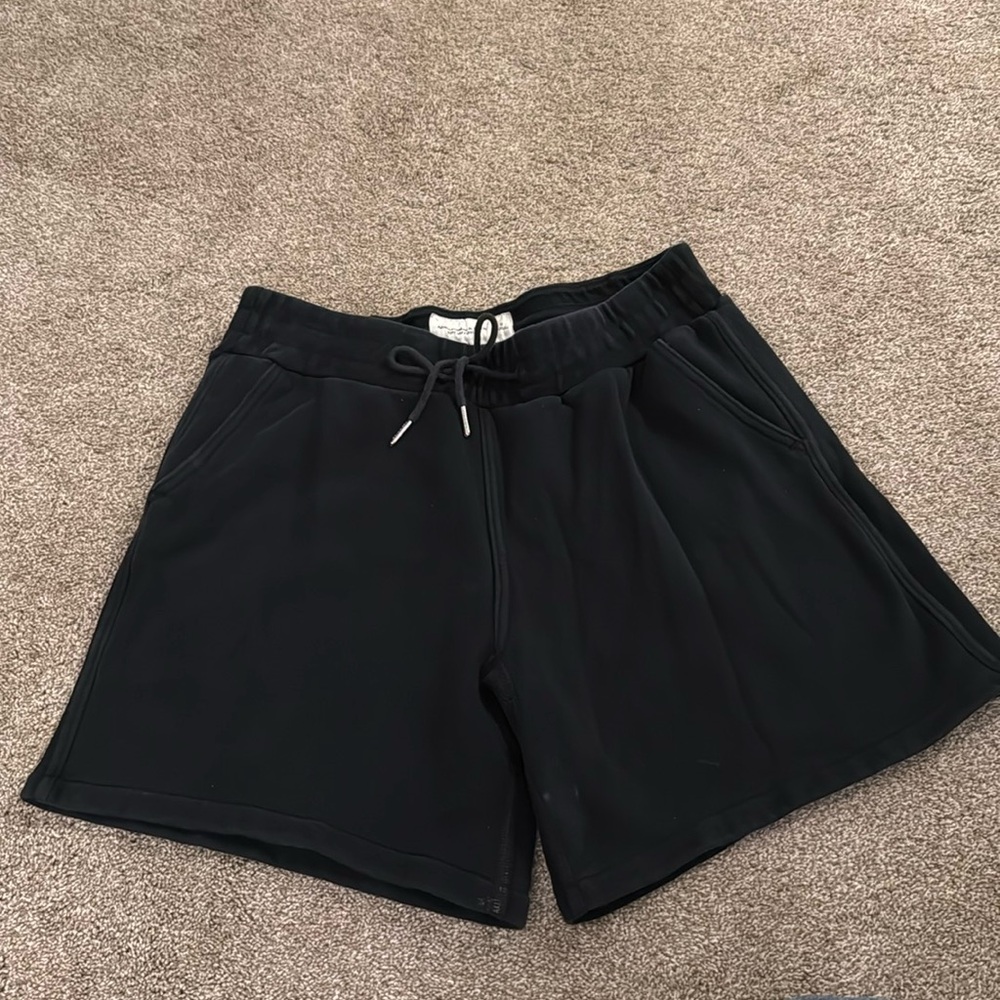 Good condition! Elastic and drawstring waist. Side pockets and back pocket.